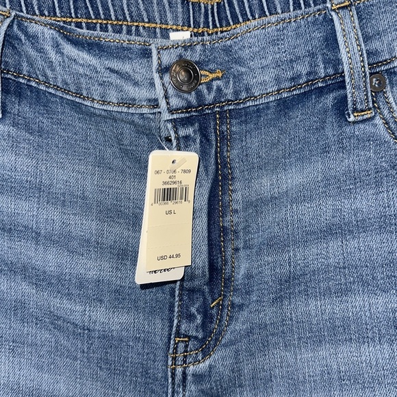 Arie High Rise Denim Shorts Light Wash Distressed Size Large NWT $45 MSRP - Picture 3 of 6